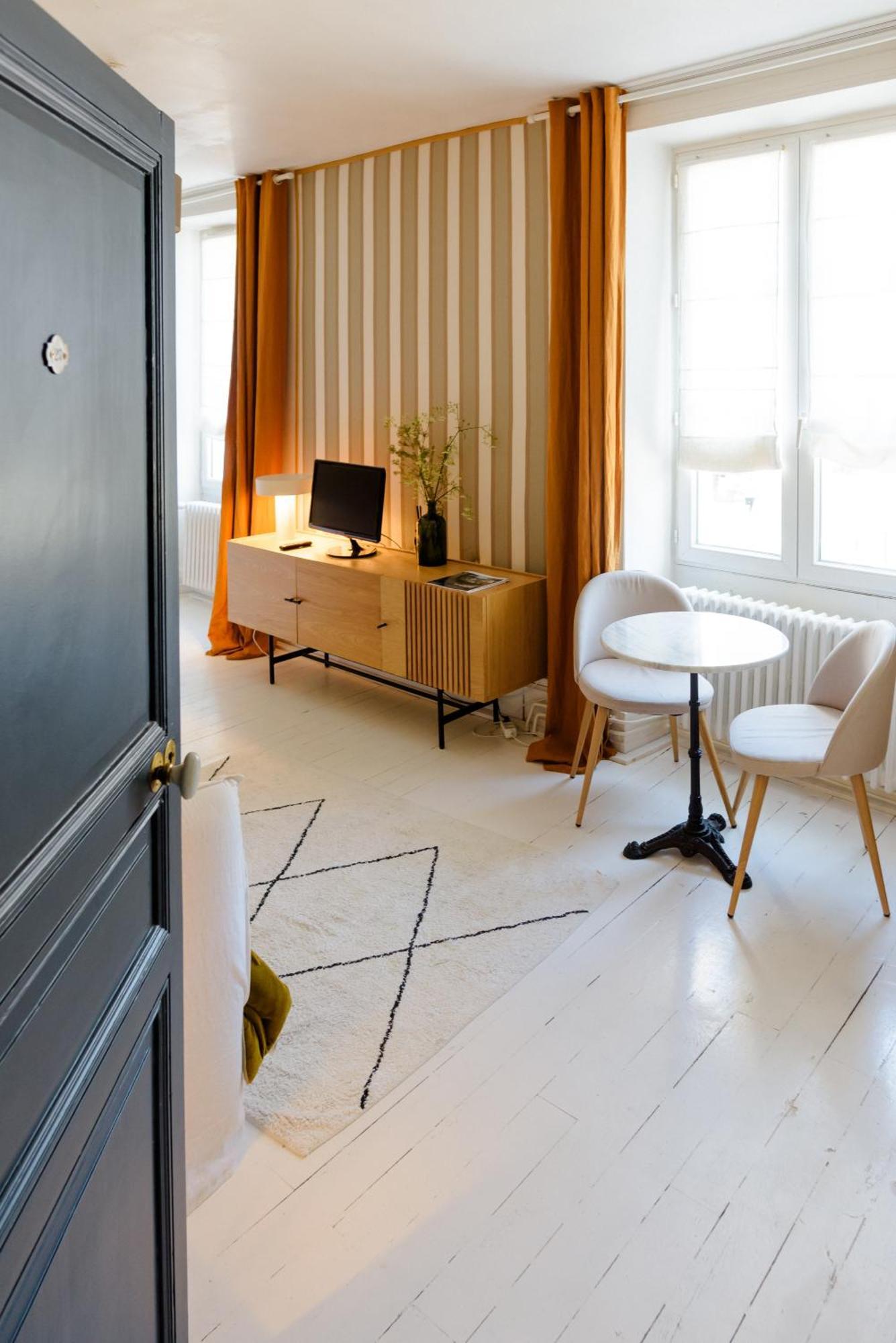 Aux Couleurs De Neuvy Hotel Buitenkant foto